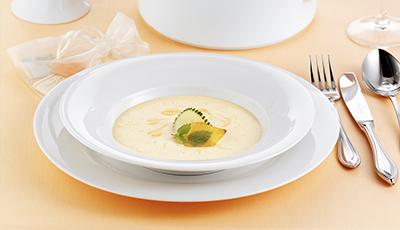 Suppenteller und -tassen
